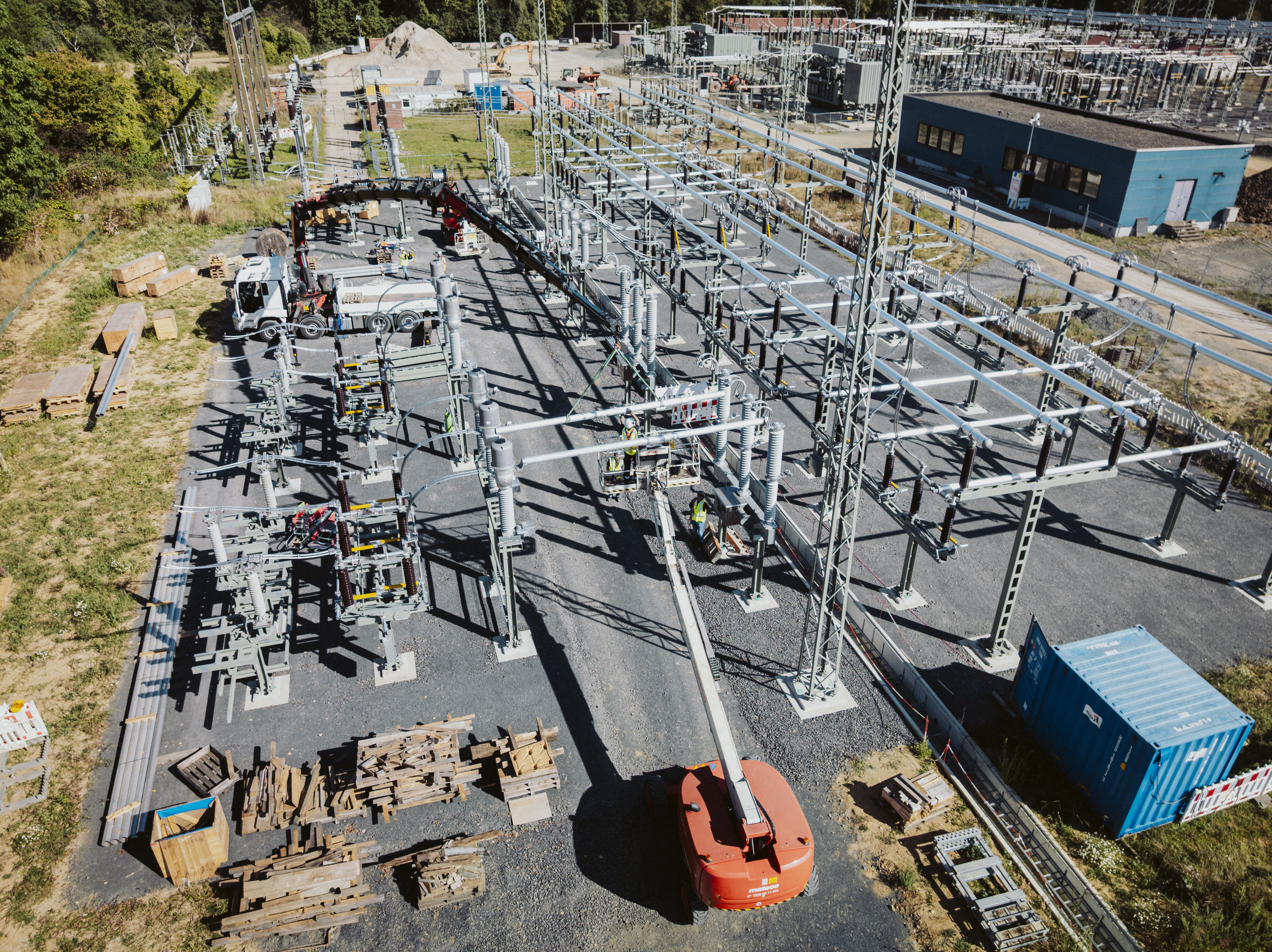Luftaufnahme einer weitläufigen Infrastruktur-Großbaustelle