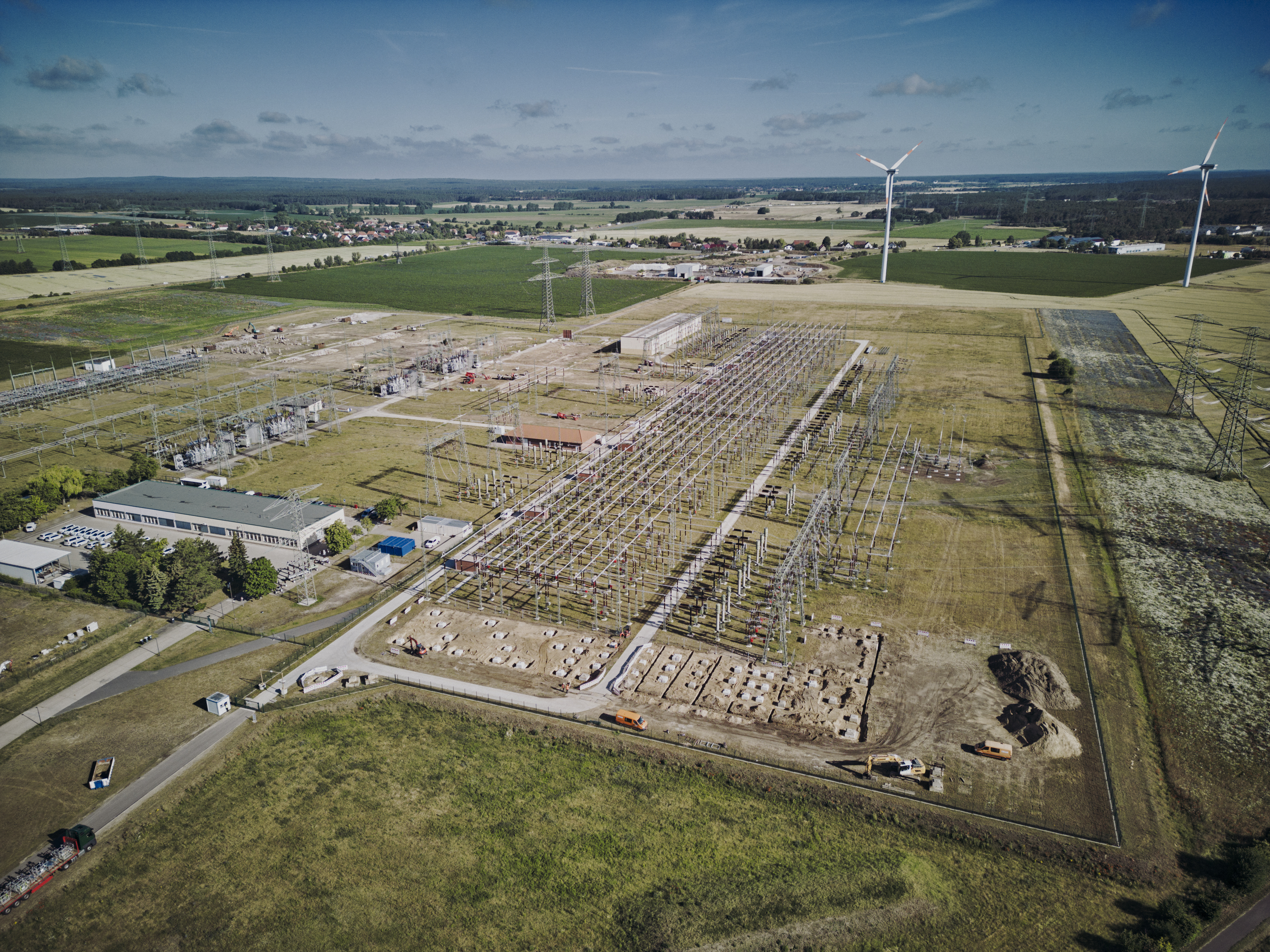 Baustelle eines Umspannwerks mit technischen Anlagen und Leitungen