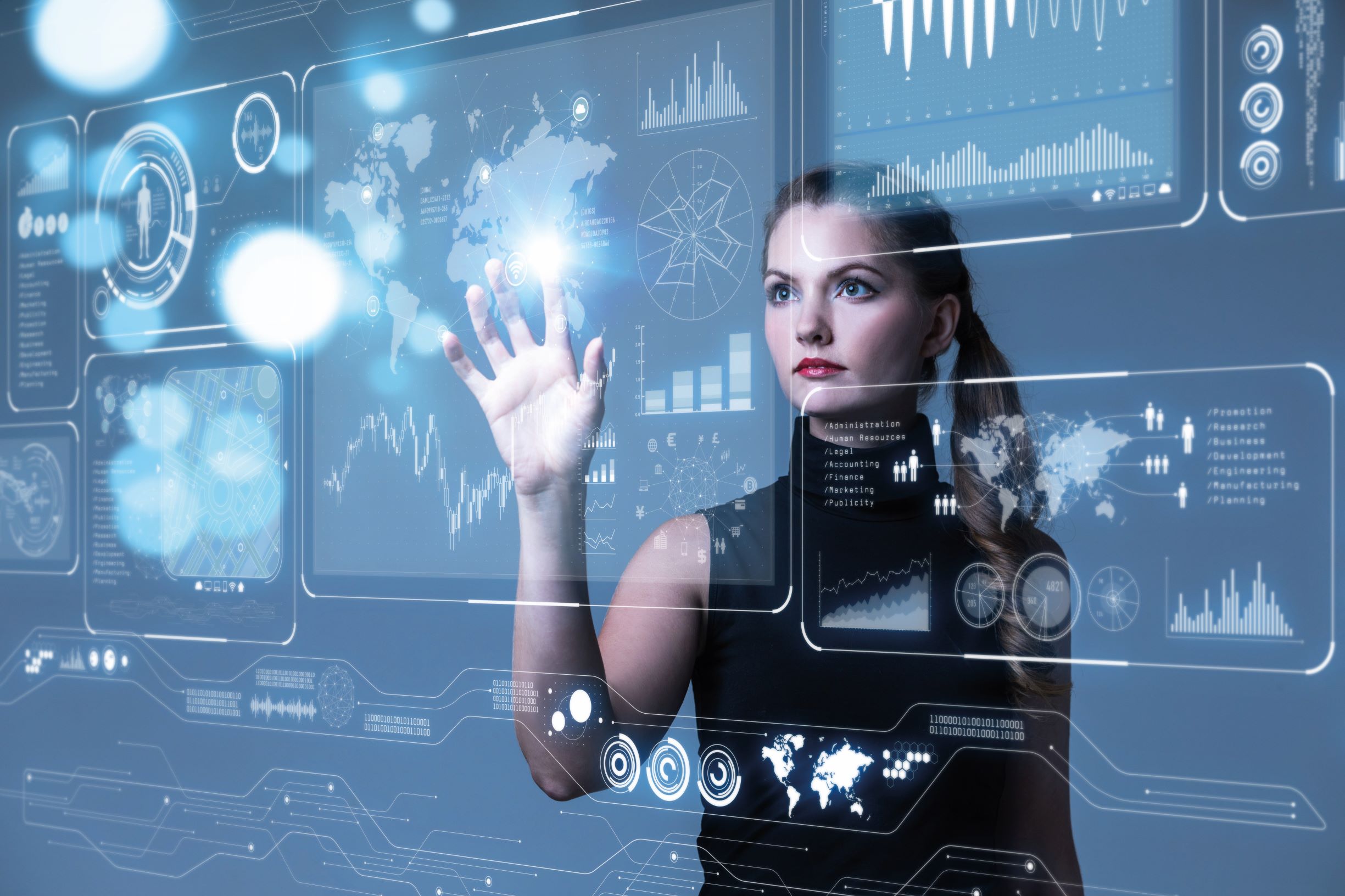 Mitarbeiter weiblich hinter einem futuristischen Bildschirm mit statistischen Darstellungen - Bildnachweis: Stock