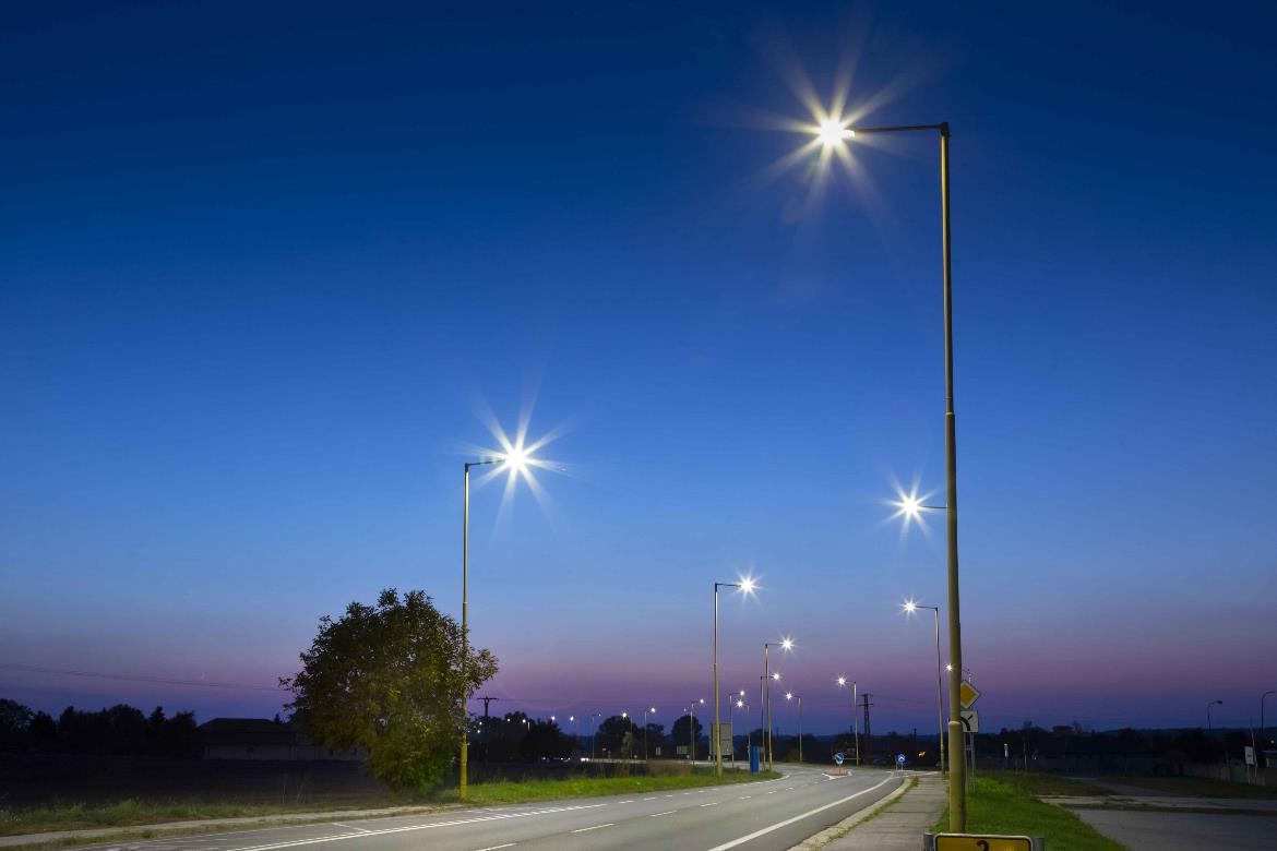 Straße mit moderner LED-Beleuchtung bei Nacht - Bildnachweis iStock