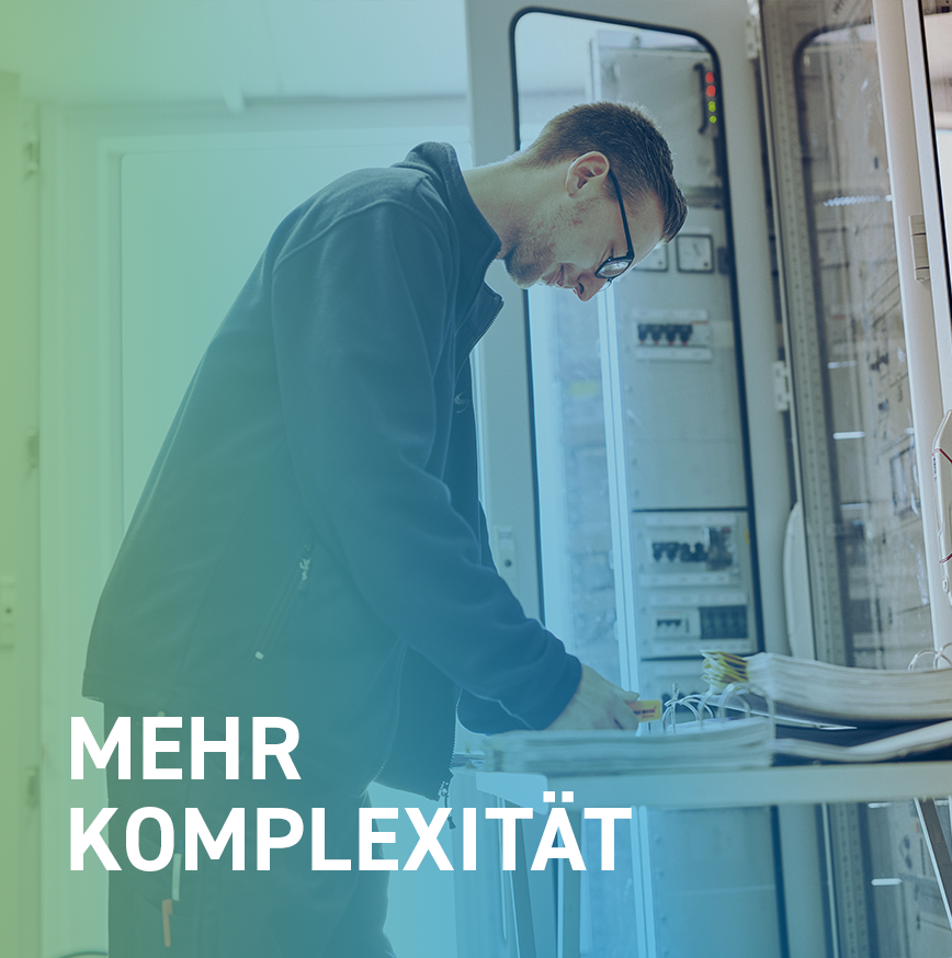 SPIE Techniker schaut sich einen Ordner an in einem Schalterraum