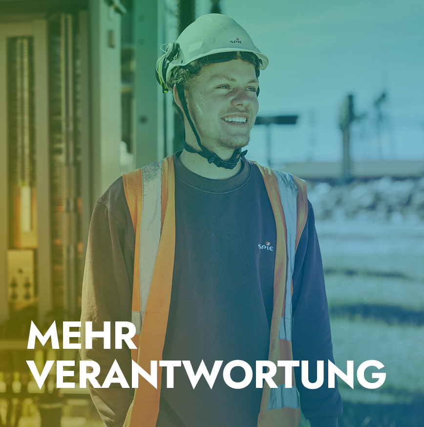 Zwei Personen von SPIE mit Sicherheitsausrüstung schauen auf ein Smartphone