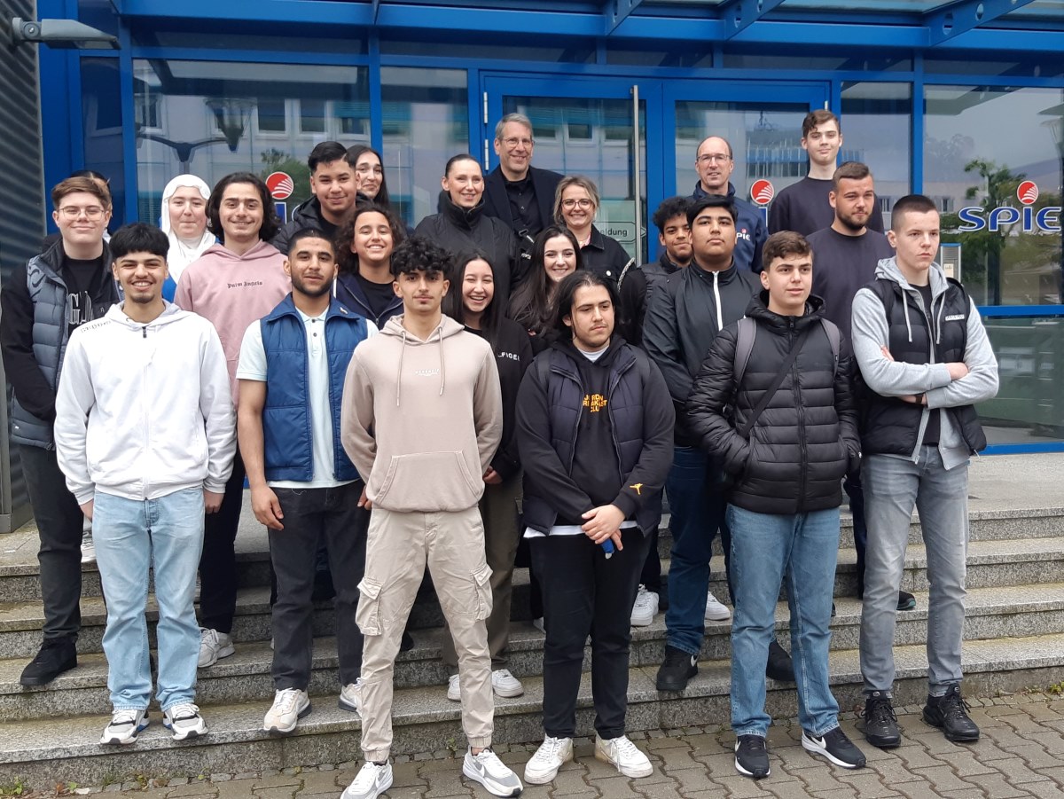 Offenbacher Schülerinnen und Schüler vor SPIE Gebäude