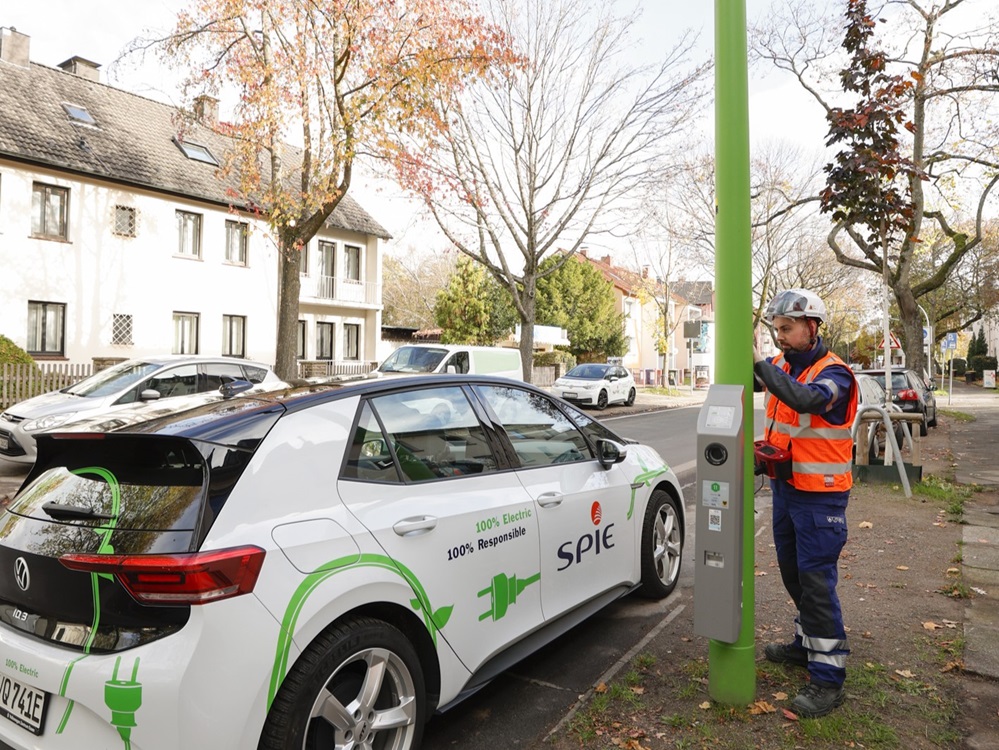 SPIEMitarbeiterprüftLadestationfürE-AutomitSPIEE-Auto